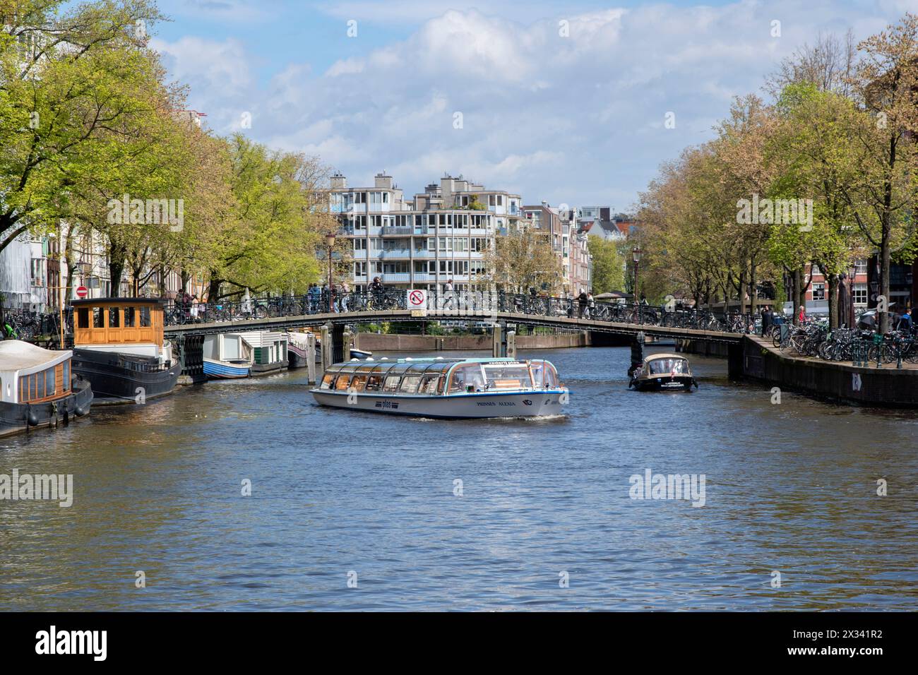 Bateau de croisière sur le canal à l'Ir. B. Pont Bijvoetbrug à Amsterdam pays-Bas 22-4-2024 Banque D'Images