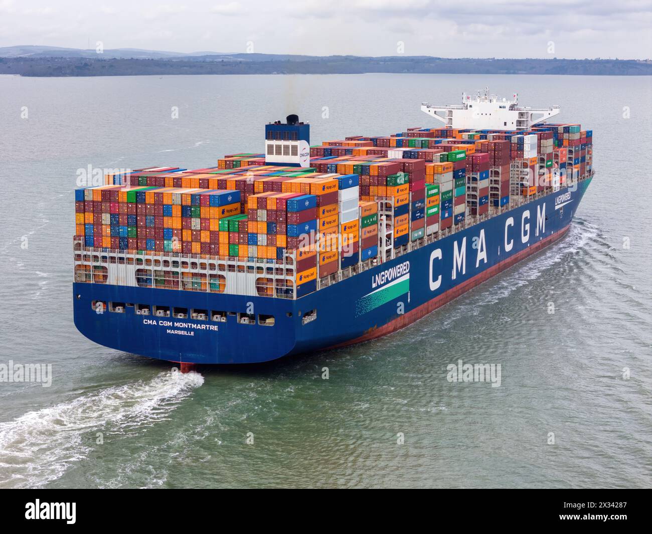 Une vue aérienne du navire porte-conteneurs Ultra large propulsé au GNL CMA CGM Montmatre en cours de route. Banque D'Images
