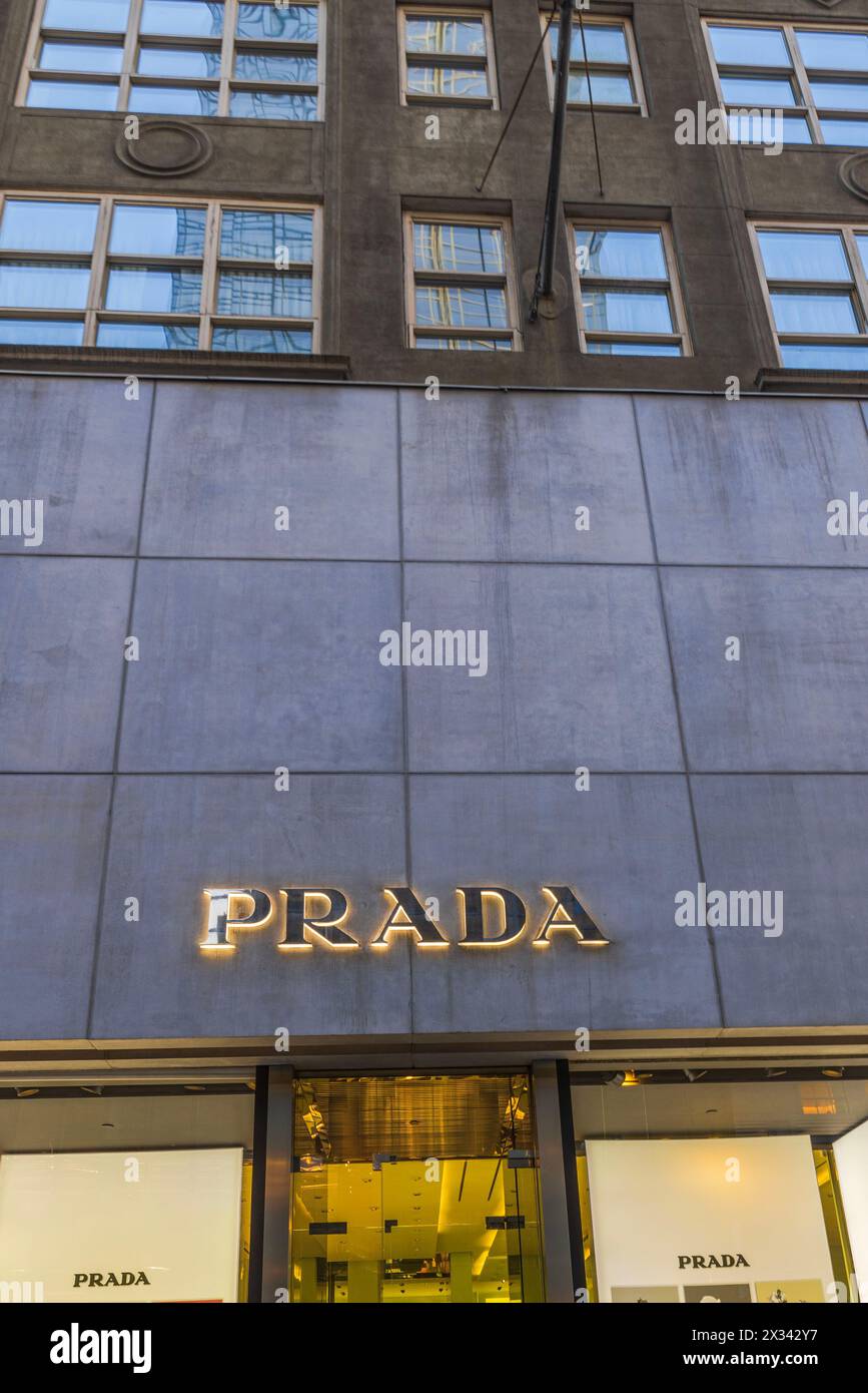 Vue rapprochée du panneau de façade de la boutique 'Prada' sur la Cinquième Avenue. NY. ÉTATS-UNIS. Banque D'Images