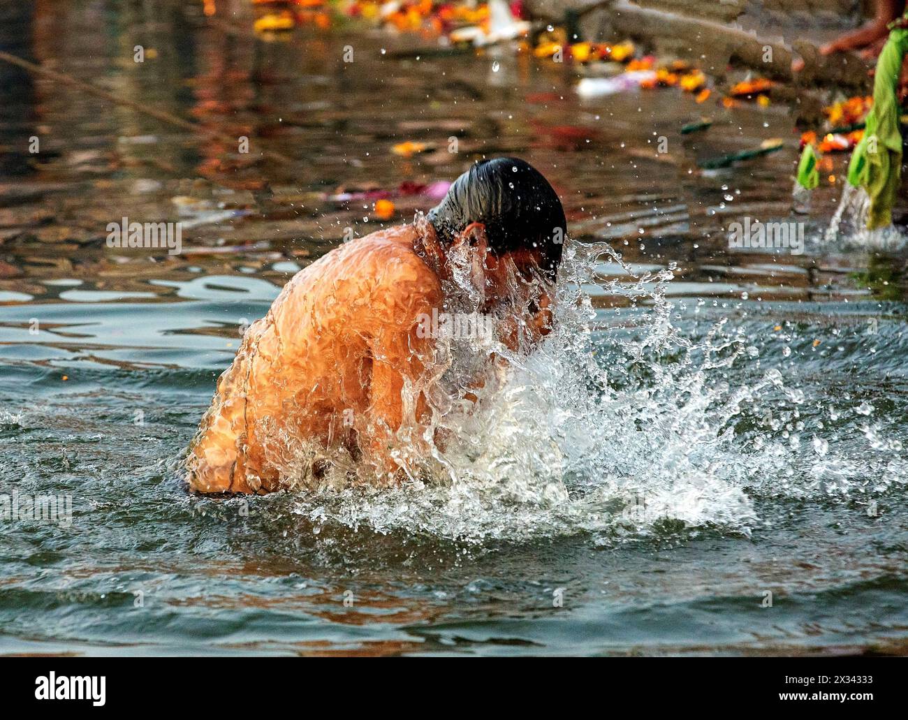 Pèlerin mâle se plongeant dans le fleuve Gange à Varanasi, Inde Banque D'Images