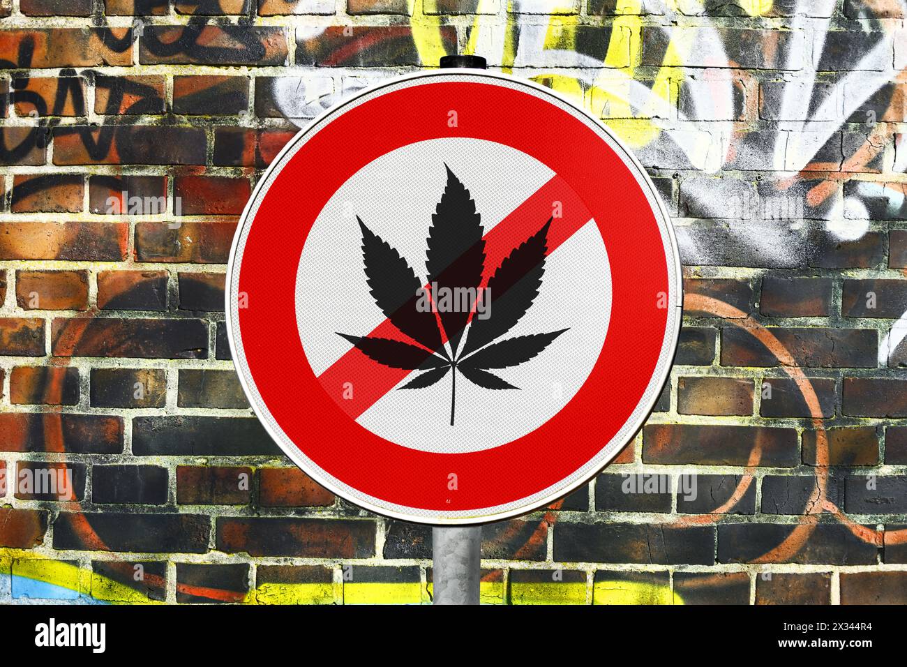 Panneau avec feuille de cannabis barrée devant un mur, interdiction du cannabis Banque D'Images