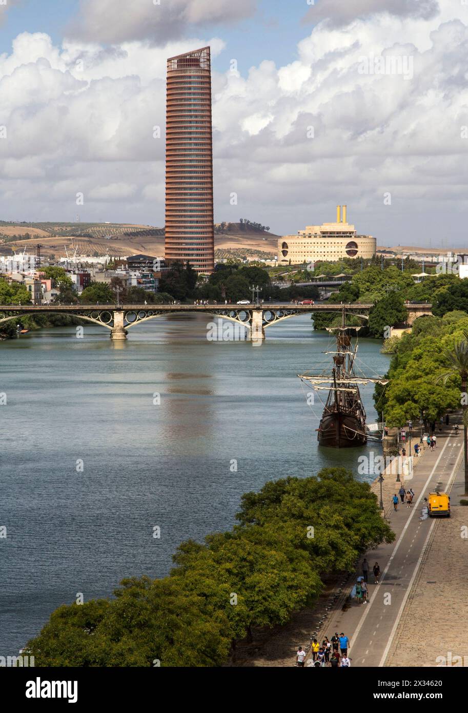 Séville : Tour de Séville et caravelle Santa María, sur le fleuve Guadalquivir Banque D'Images