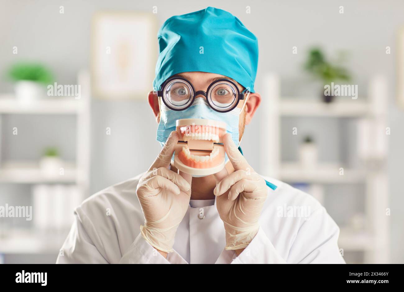 Dentiste drôle avec Model Jaw dans la clinique dentaire Banque D'Images