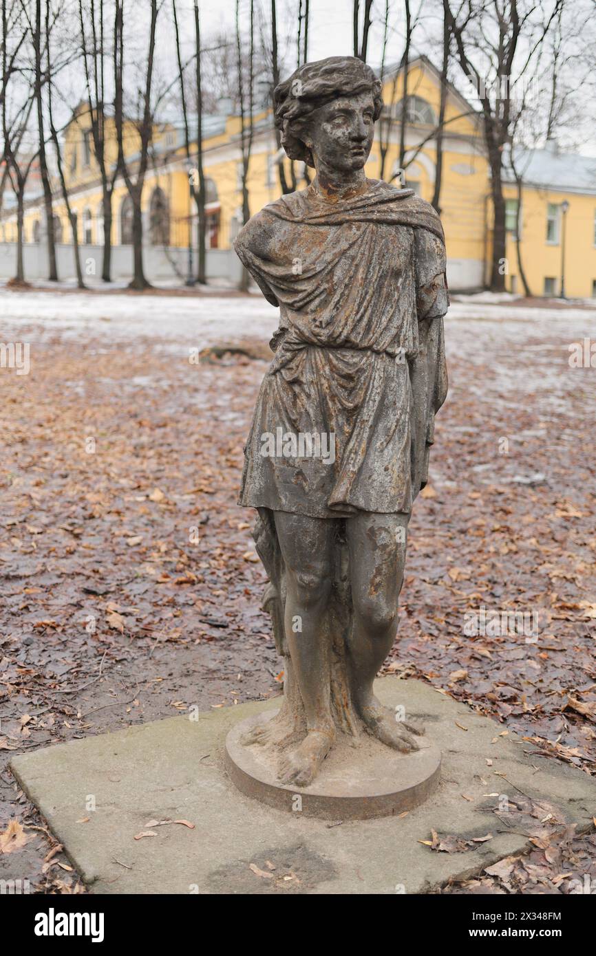 sculpture pleine longueur de jeunes hommes dans une tunique antique dans le parc d'hiver Banque D'Images