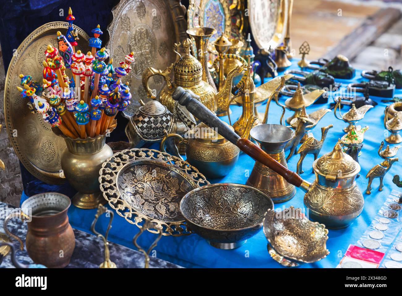 Assortiment d'un bazar de rue à Boukhara. Des plats en laiton avec des motifs en relief et d'autres souvenirs se dressent sur le comptoir Banque D'Images
