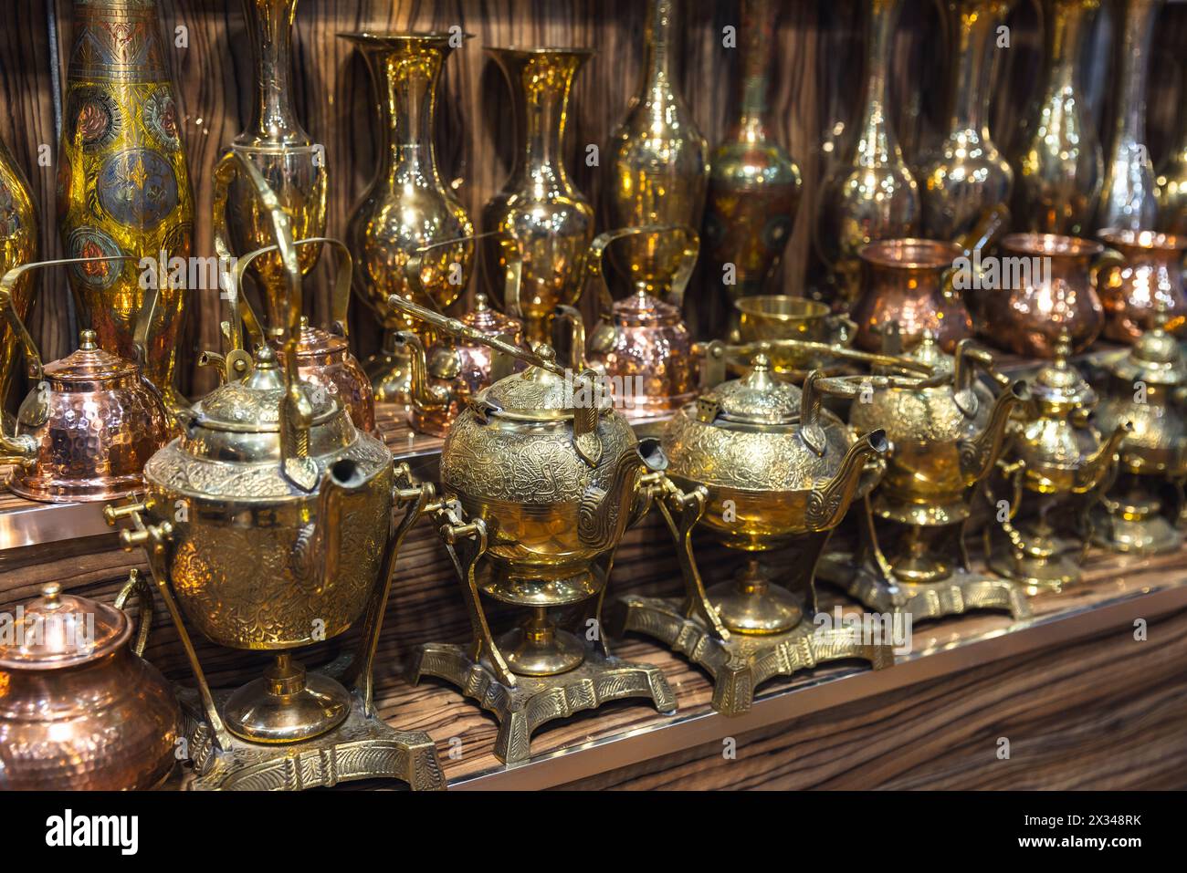 Des bouilloires vintage et des vases avec des motifs en relief se dressent en rangées sur le comptoir d'un bazar de rue à Boukhara Banque D'Images
