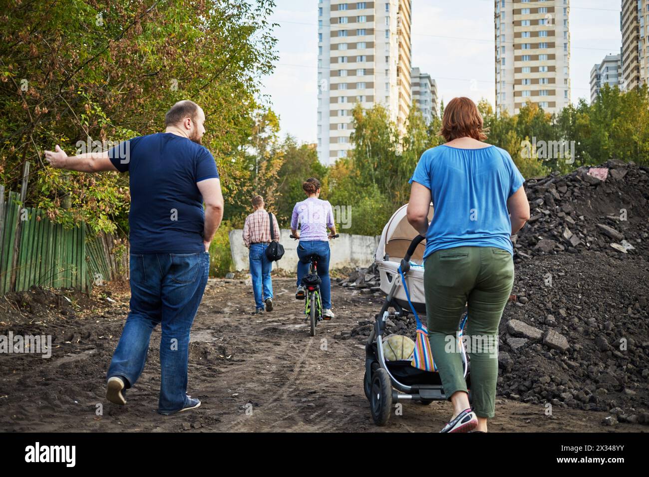 MOSCOU, RUSSIE - 18 septembre 2015 : groupe de résidents du district de Losiniy Ostrov dans la zone de base illégale pour le traitement et le tri des déchets de construction. Banque D'Images