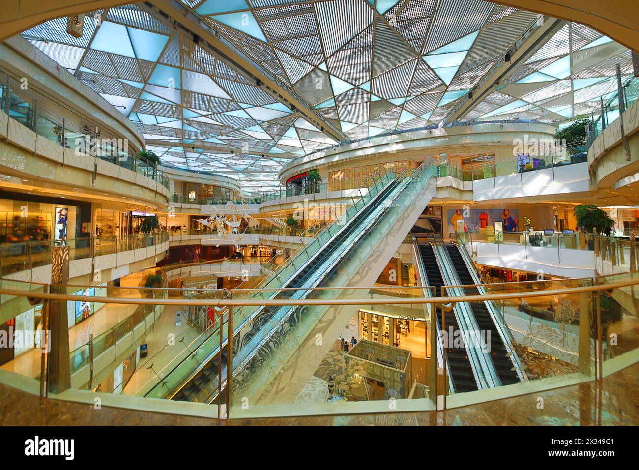 SHANGHAI, CHINE - 7 nov 2015 : (HDR) Centre commercial IFC moderne, à Shanghai il y a une grande zone de libre-échange Banque D'Images