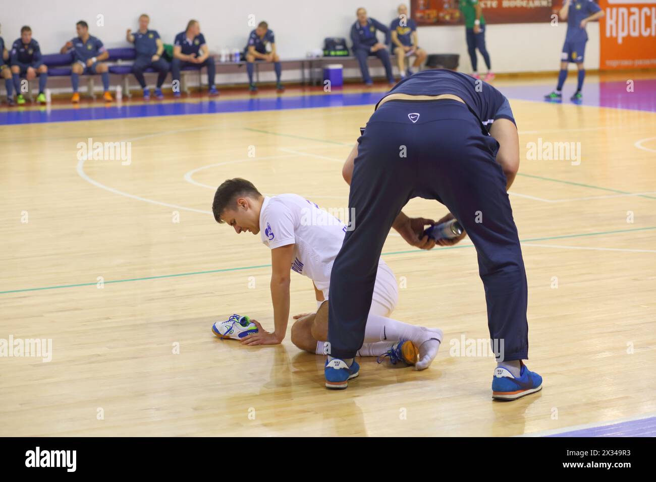 MYTISHCHI, RUSSIE - OCT 16, 2014 : joueur de football s'est foulé la cheville pendant le match sur la Super League russe de futsal dans le complexe sportif Construcc Banque D'Images