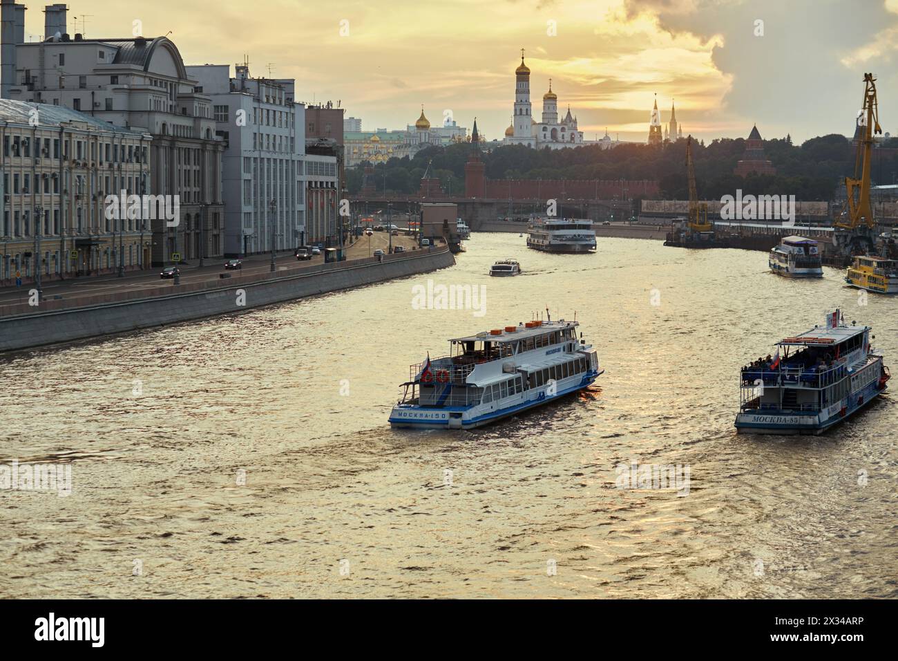 MOSCOU, RUSSIE - 20 août 2016 : bateaux de plaisance avec inscriptions Moscou sur la rivière Moskva et le Kremlin au coucher du soleil. Banque D'Images