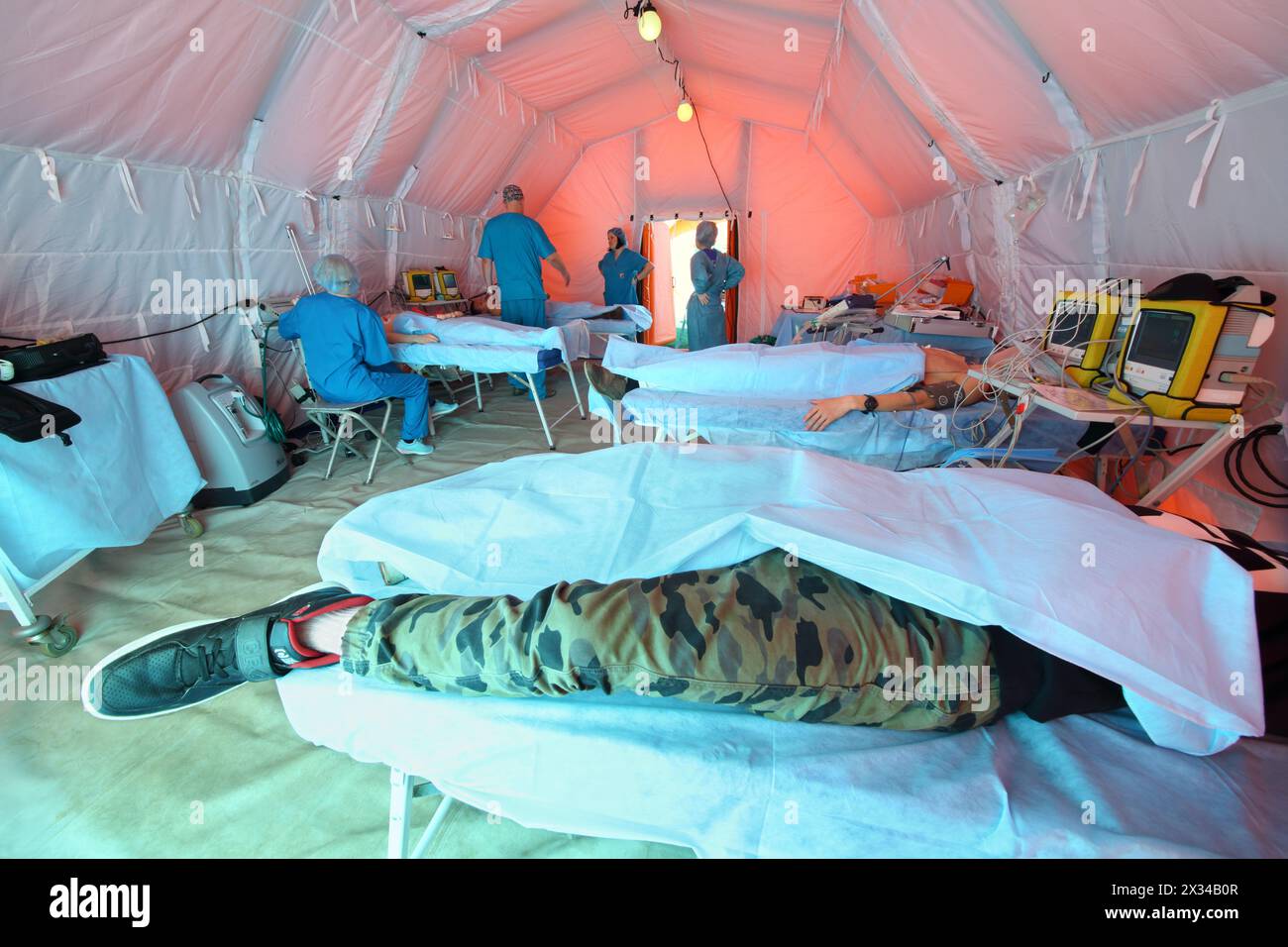 MOSCOU - APR 28, 2015 : aider les patients dans le service de l'hôpital de campagne Banque D'Images