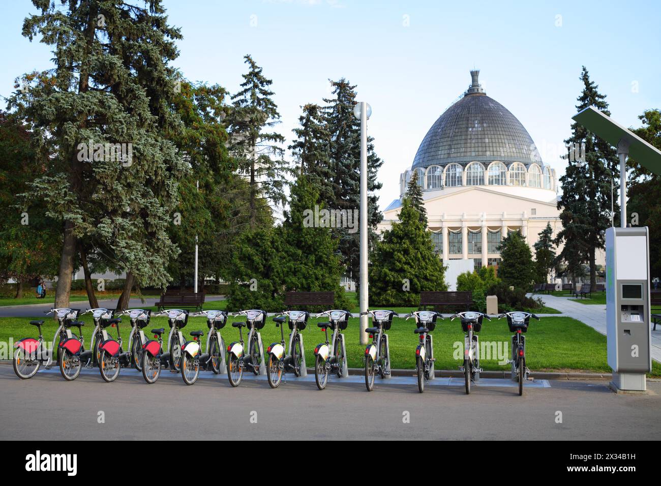 Vélos pour location et terminal de paiement à VDNKh à Moscou, Russie Banque D'Images