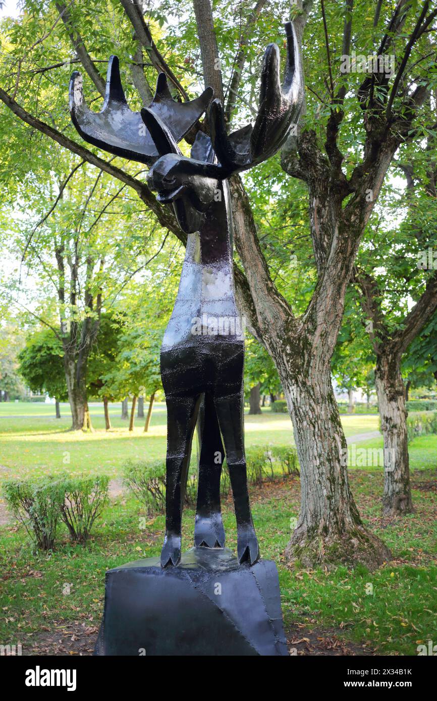 MOSCOU - 22 septembre 2015 : sculpture élancée de wapitis en fer dans le jardin de la ville à VDNH Banque D'Images