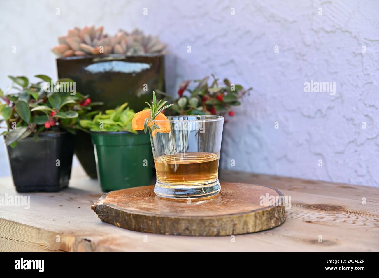 Bar patio extérieur avec siroter du bourbon, prendre un verre et se détendre Banque D'Images