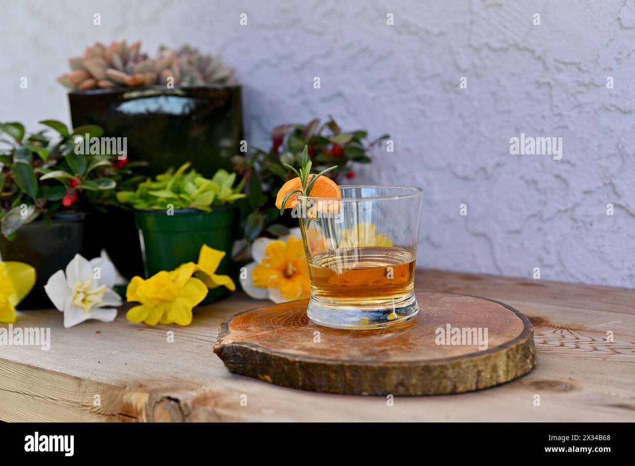 Bar patio extérieur avec siroter du bourbon, prendre un verre et se détendre Banque D'Images