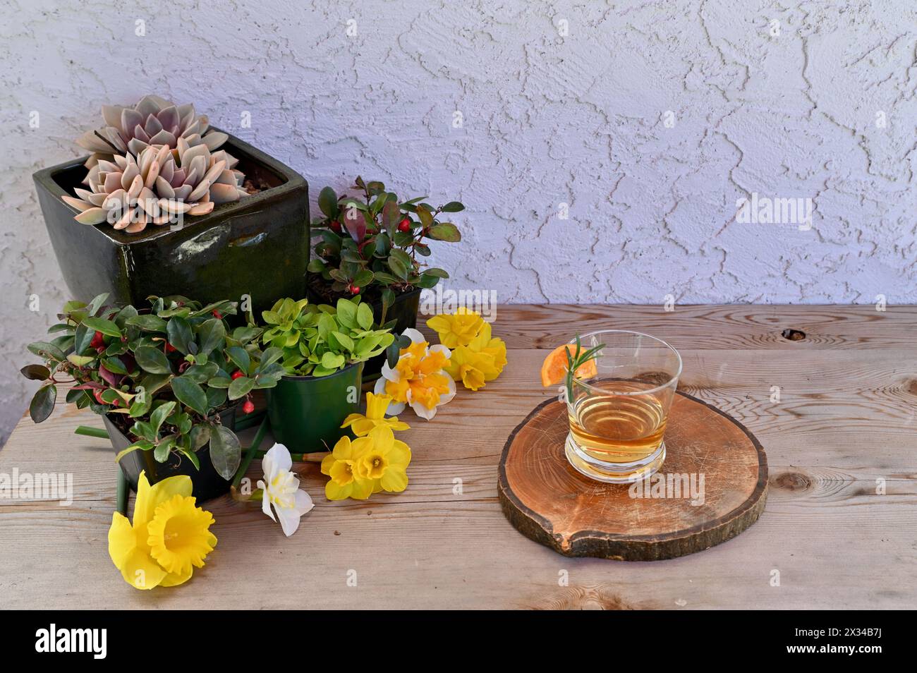 Bar patio extérieur avec siroter du bourbon, prendre un verre et se détendre Banque D'Images