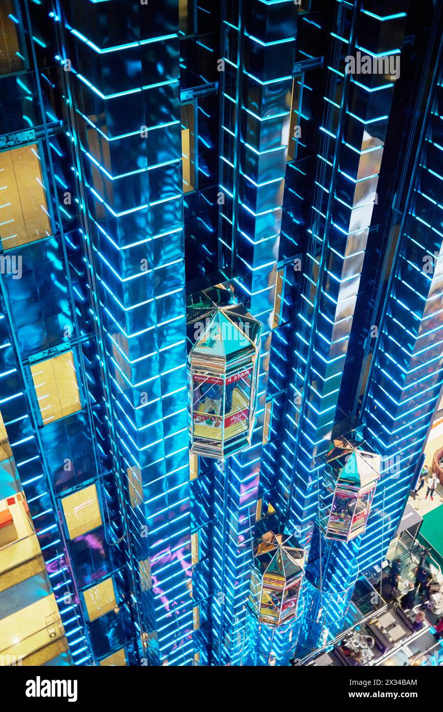 MOSCOU, RUSSIE - 25 janvier 2015 : ascenseurs dans le centre commercial Evropeisky. Le plus grand complexe en Europe a une superficie totale de 180 000 mètres carrés. Banque D'Images
