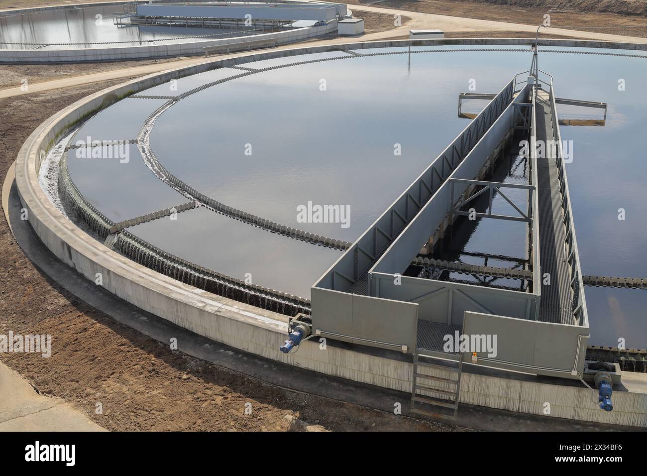 Le traitement biologique des eaux usées est effectué dans des réservoirs d'aération de propergol. Le long des rails en cercle fait tourner le racleur de boue - il sépare la boue, pr Banque D'Images