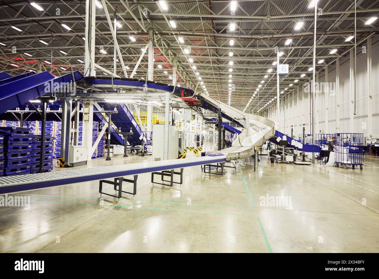 RUSSIE, MOSCOU - DEC 16, 2014 : employés travaillant dans le grand département postal du centre de tri automatisé à Vnukovo. Moscou Centre de tri automatisé Banque D'Images