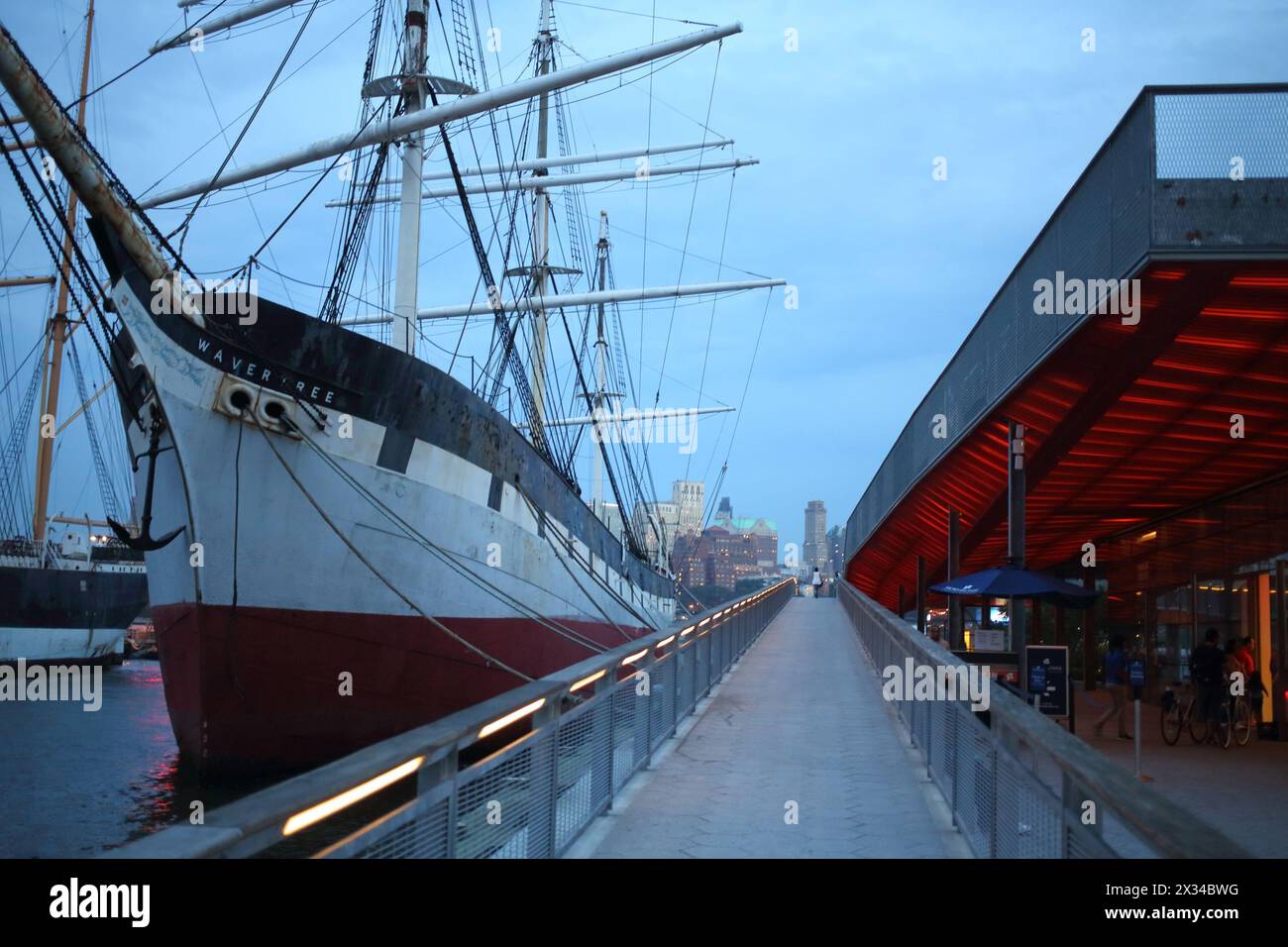 NEW YORK, États-Unis - 07 septembre 2014 : navire historique Wavertree sur le quai dans le South Street Seaport dans la soirée Banque D'Images