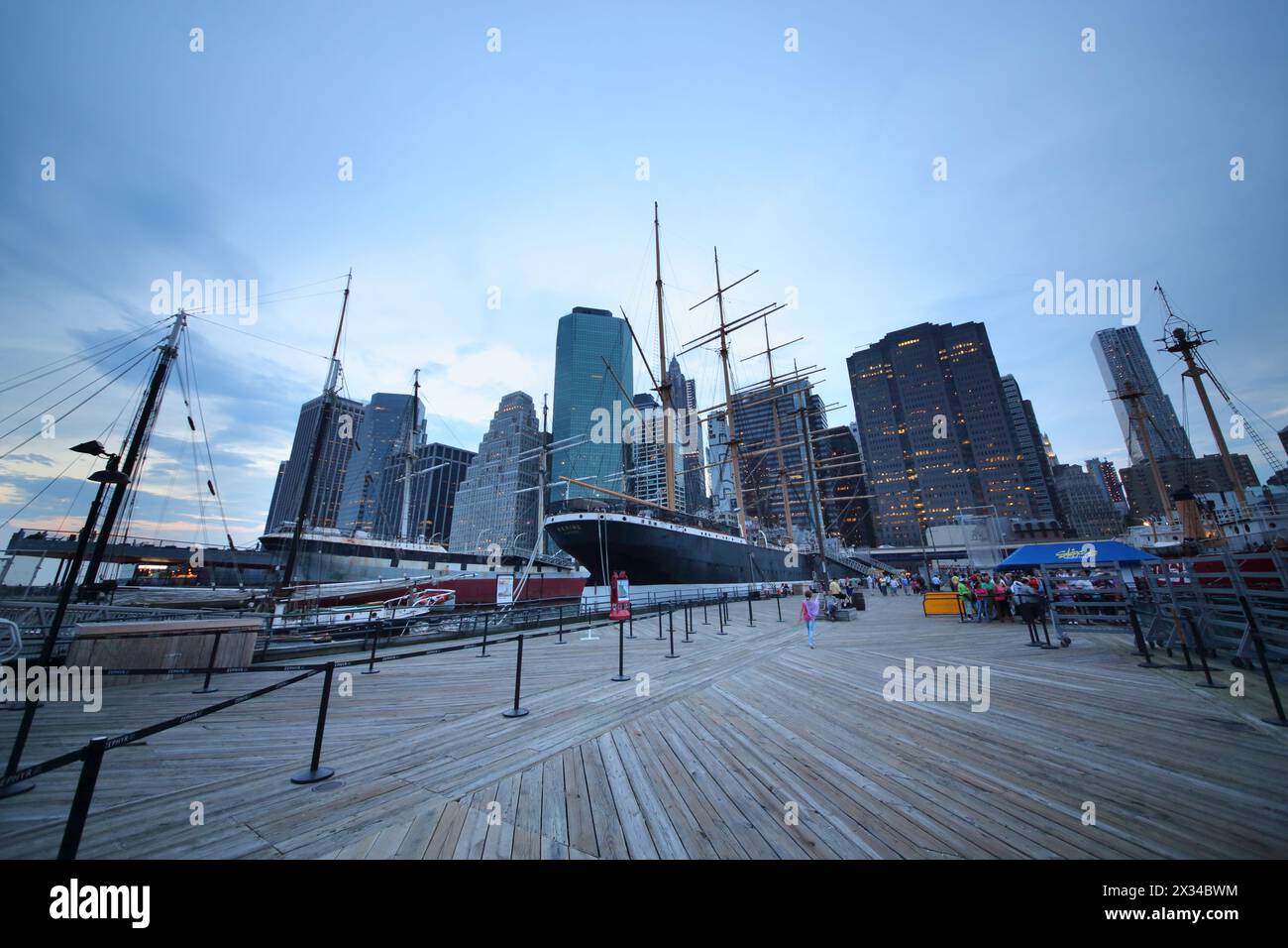NEW YORK, États-Unis - 07 septembre 2014 : navires historiques devant les gratte-ciel dans le South Street Seaport dans la soirée Banque D'Images