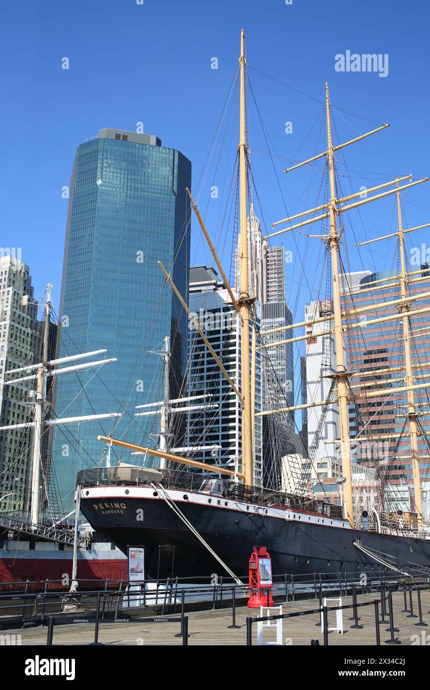 NEW YORK, États-Unis - 07 septembre 2014 : Peking Museum Ship sur la jetée avant les gratte-ciel dans le South Street Seaport Banque D'Images