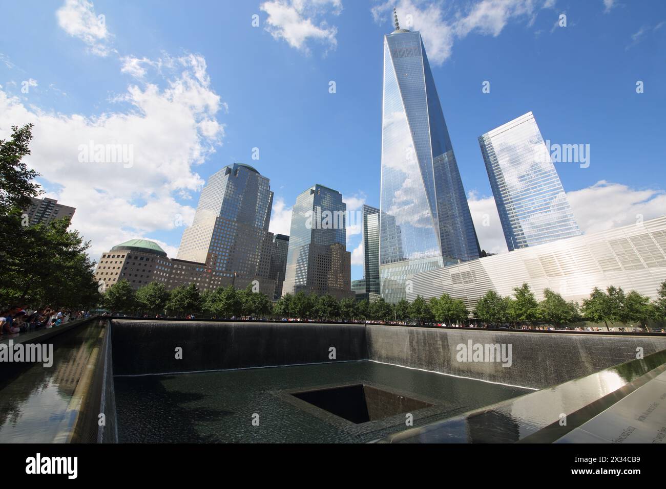 NEW YORK, États-Unis - 07 septembre 2014 : complexe commémoratif aux victimes du 11 septembre 2001 sur place où se trouvaient les tours jumelles Banque D'Images
