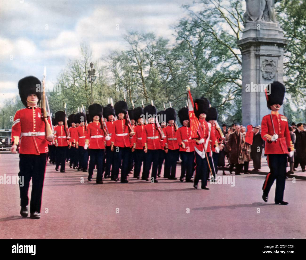 Sur cette photographie, on voit les Coldstream Guards marchant vers un équipé Palais James en préparation de la cérémonie de montage de la Garde. Les Coldstream Guards, régiment de l'armée britannique, ont la responsabilité première de protéger la monarchie. Souvent appelée « relève de la garde », cette cérémonie officielle implique un groupe de soldats remplaçant un autre à leurs postes de sentinelle, assurant ainsi la protection continue des résidences royales. Banque D'Images