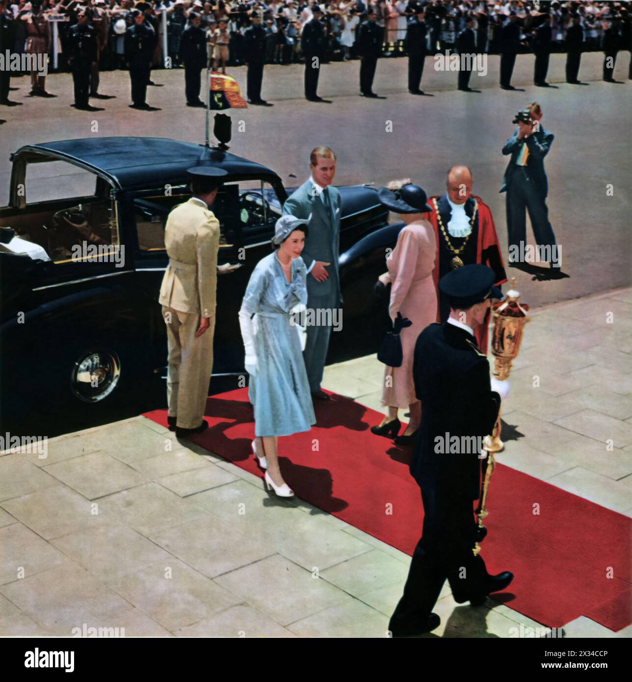 La princesse Elizabeth est accueillie par le maire de Nairobi lors de sa tournée en Australie, avec une escale au Kenya, dans cette photographie de février 1952. C'est au cours de cette visite que son père, le roi George VI, est décédé dans son sommeil, incitant Elizabeth à retourner au Royaume-Uni en tant que nouvelle reine. Banque D'Images