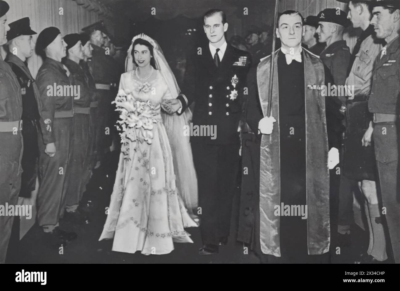 Une photographie de la princesse Elizabeth et Philip, duc d'Édimbourg, le jour de leur mariage. Ils sont montrés quittant Westminster Abbery peu après la cérémonie, datée du 20 novembre 1947. Après leurs fiançailles en juillet, ils nouent rapidement le nœud 4 mois plus tard, et accueillent leur premier-né, Charles en novembre 1948. Cela marqua une nouvelle ère pour la monarchie britannique. Banque D'Images