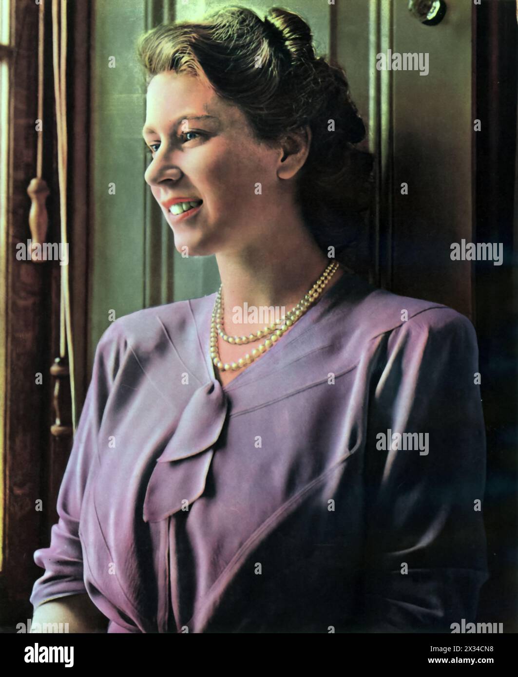 La princesse Elizabeth est photographiée au palais de Buckingham à l'âge de 20 ans dans ce portrait réalisé en 1946, peu après la fin de la seconde Guerre mondiale. Cette image marque le début de son chemin vers le trône. Elle épouse Philippe, duc d'Édimbourg, en 1947, et ils accueillent leur fils aîné, le prince Charles, l'année suivante. Banque D'Images