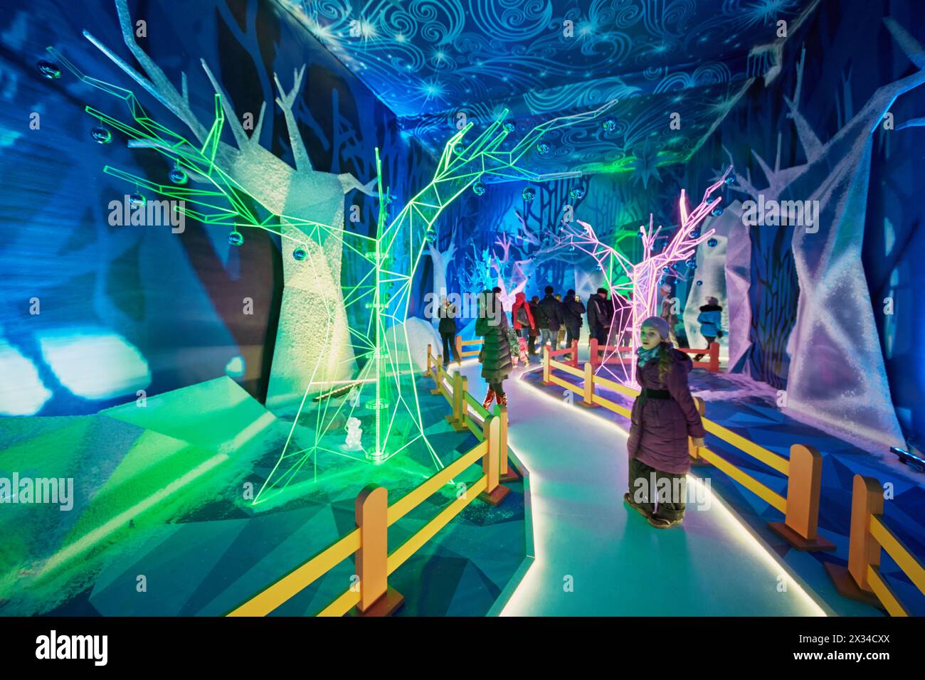 MOSCOU, RUSSIE - DEC 20, 2014 : visiteurs dans la Maison du Père Frost dans le pavillon de l'exposition VDNKH pendant la célébration des vacances du nouvel an. Banque D'Images