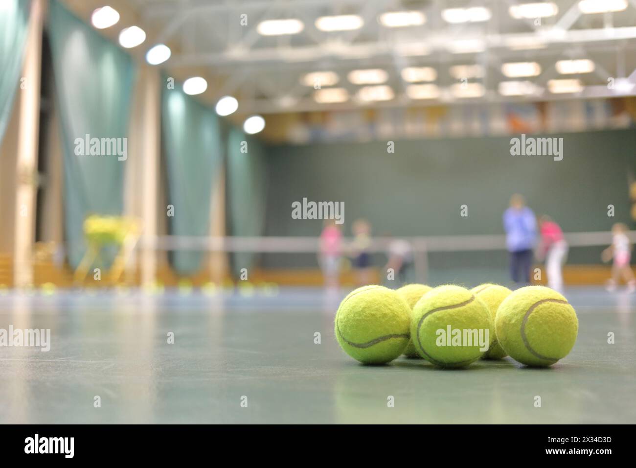 quelques balles de tennis sur court de tennis dans la salle de sport, fond flou Banque D'Images