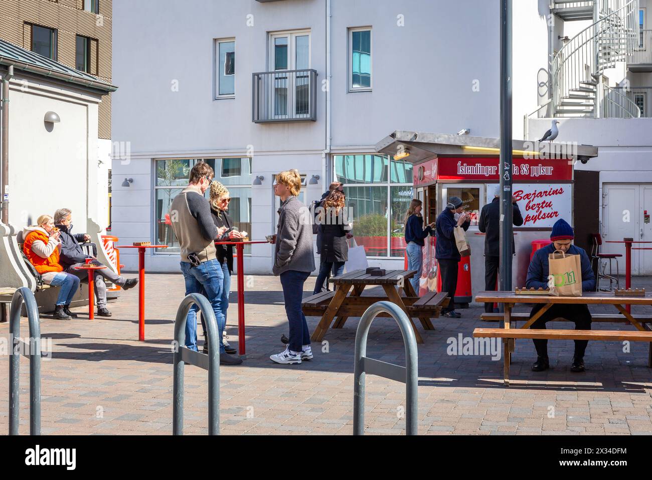 Reykjavik, Islande, 14.05.22. Le stand de hot dog rouge le plus célèbre 'Pulsa' en Islande sur Baejarins Beztu dans le centre-ville de Reykjavik avec des gens. Banque D'Images