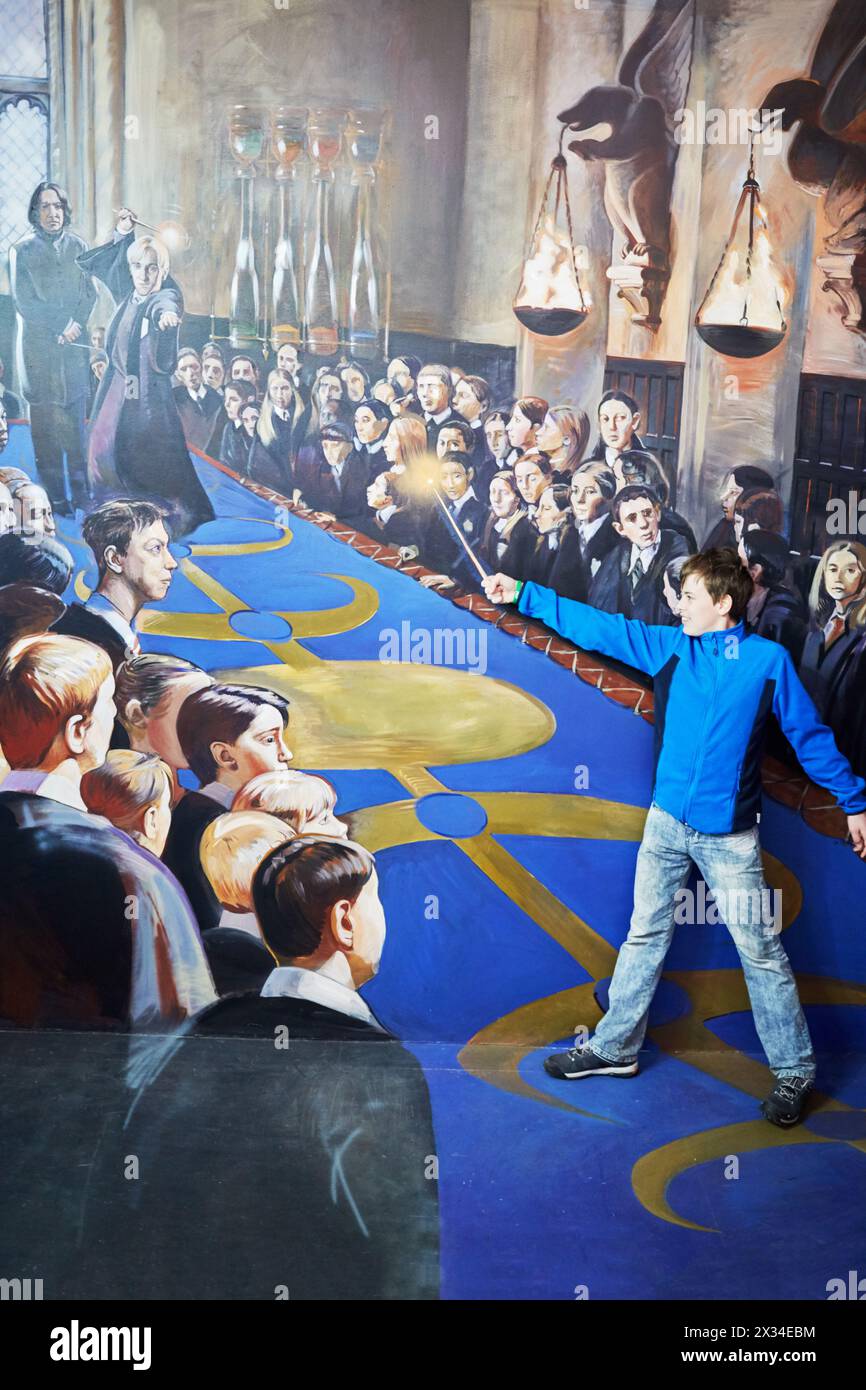 MOSCOU, RUSSIE - 24 mars 2015 : Garçon (avec autorisation du modèle) à l'École de sorcellerie et Poudlard sorcier au Musée des illusions optiques au VDNKh. Banque D'Images
