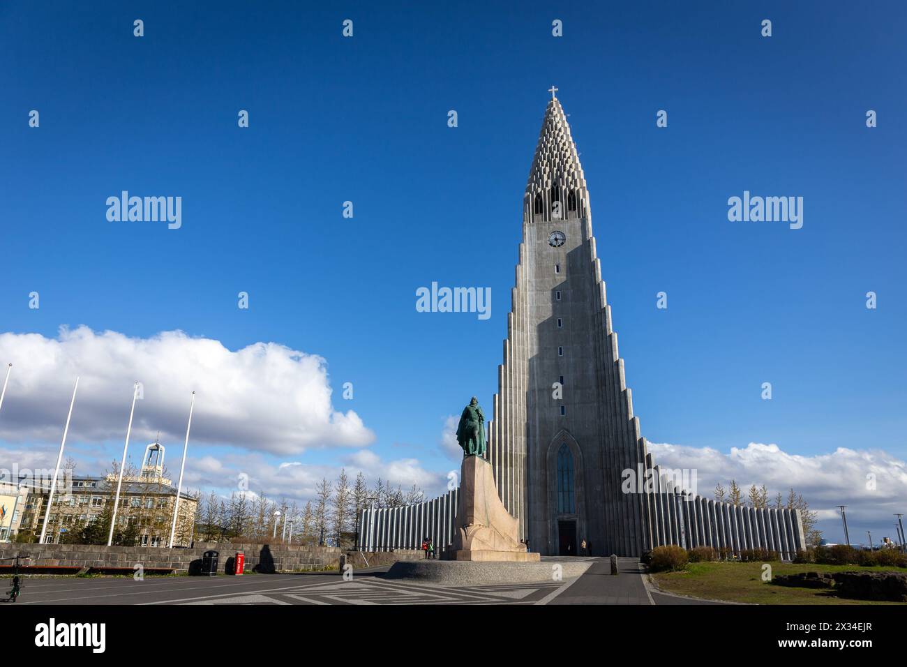 Reykjavik, Islande, 14.05.22. Hallgrimskirkja bâtiment de l'église moderniste avec la statue de Leif Erikson en face sur la colline Skolavorduholt, ciel bleu. Banque D'Images