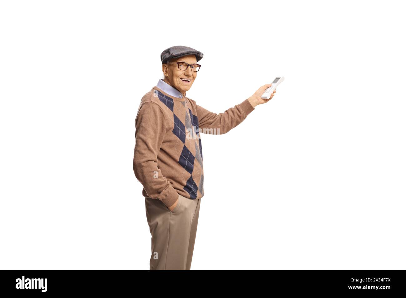 Homme âgé heureux tenant une télécommande pour unité AC isolé sur fond blanc Banque D'Images