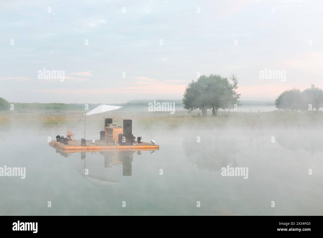 Scène improvisée avec équipement audio sur radeau flottant sur la rivière Ugra Banque D'Images