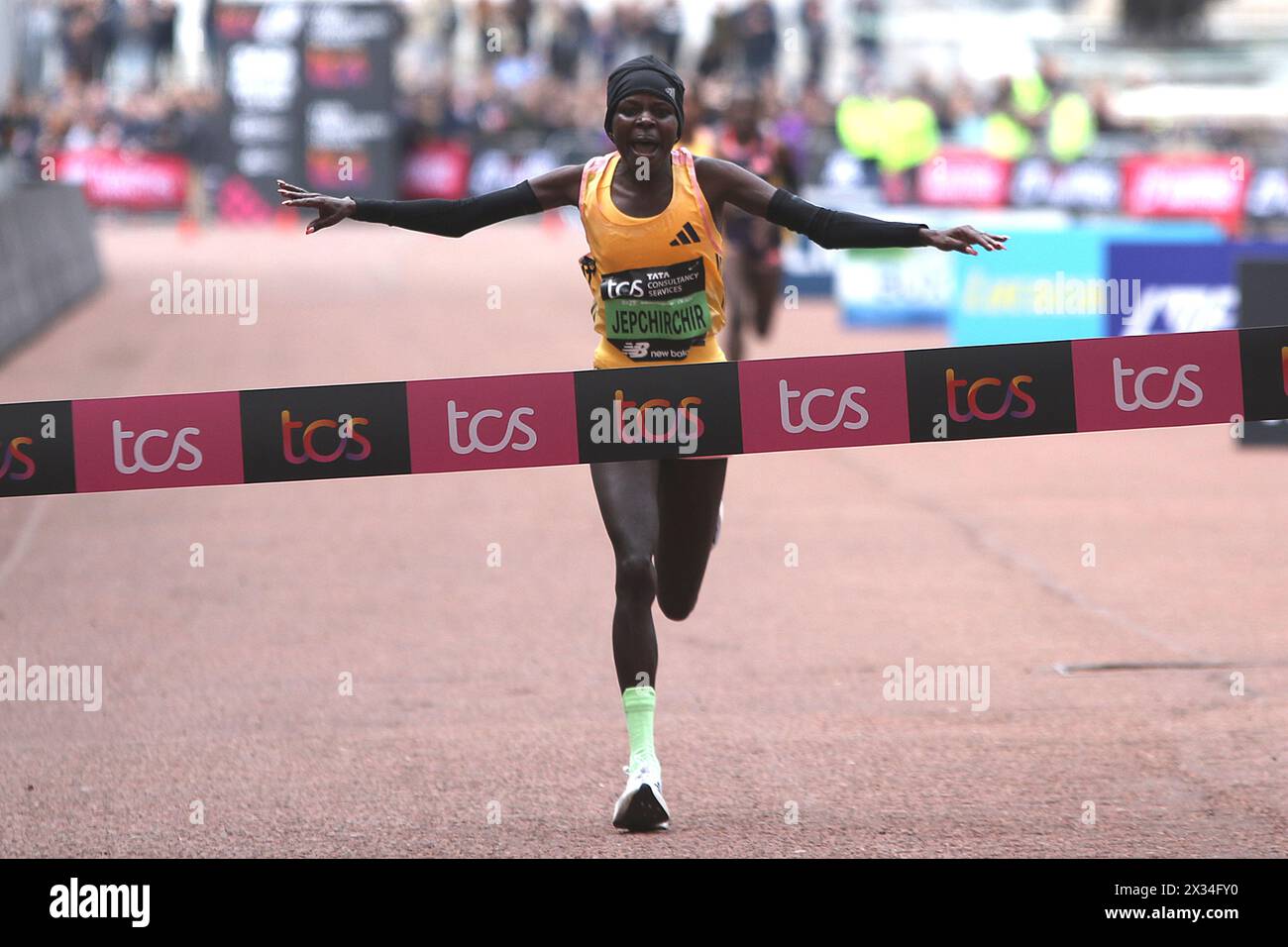 Peres Jepchirchir, du Kenya, remporte le marathon féminin au marathon TCS de Londres 2024. Banque D'Images