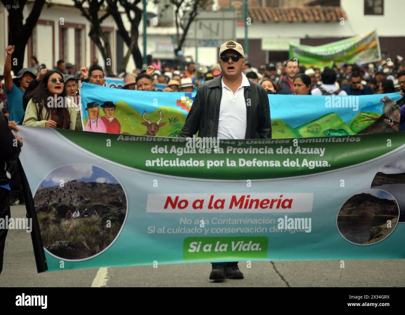 CUENCA-MARCHA CONTRA MINERAS-A FAVOR DEL AGUA Cuenca,Ecuador 24 de abril de 2024 en la manana de hoy desde el parque de San Roque hasta el parque Calderon Organizaciones de Azuay convocadas por el Frente Nacional Antiminero, realizaron la marcha para exigir a las autoridades de turno que ayuden a cuidar la naturalezaÂ el Agua, los rios, los paramos y los territoriosÂ . Una gran cantidad de personas que defienden los paramos y el Agua protestaron al gobierno nacional. foto Boris Romoleroux/API. SOI-CUENCA-MARCHACONTRAMINERAS-AFAVORDELAGUA-3B5A88AFC4E12608772F0F36BFF160B3 *** CUENCA MARCH AGAINS Banque D'Images