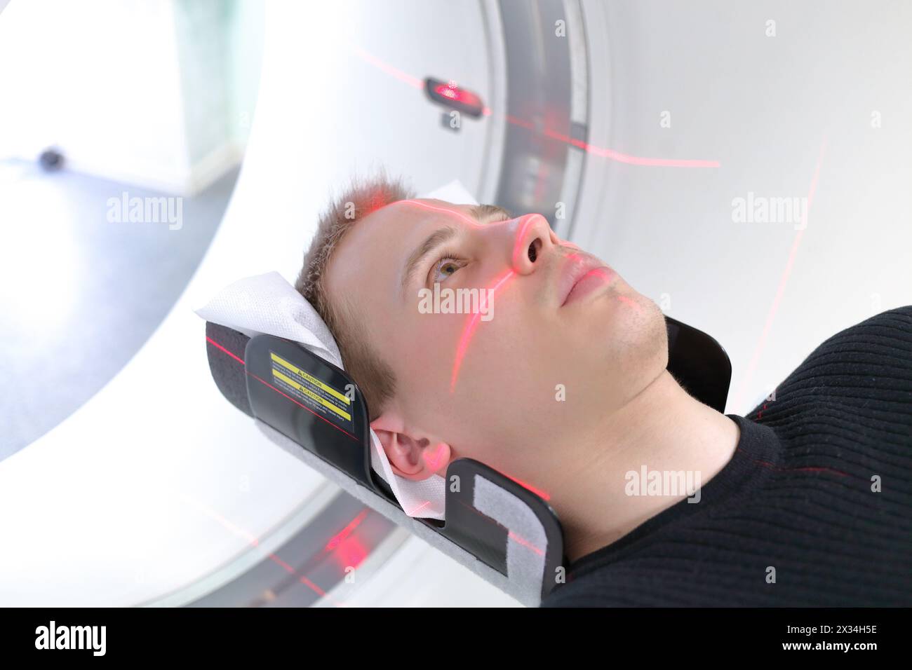 Un homme européen entre dans le cerveau avec un scanner dans la chambre d'hôpital Banque D'Images