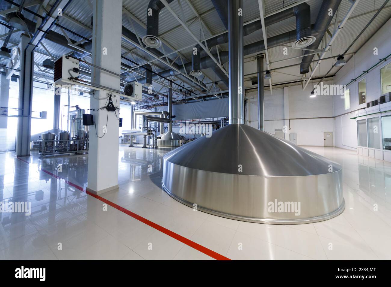 hall avec équipement de brassage de magasin captif d'usine de bière Banque D'Images
