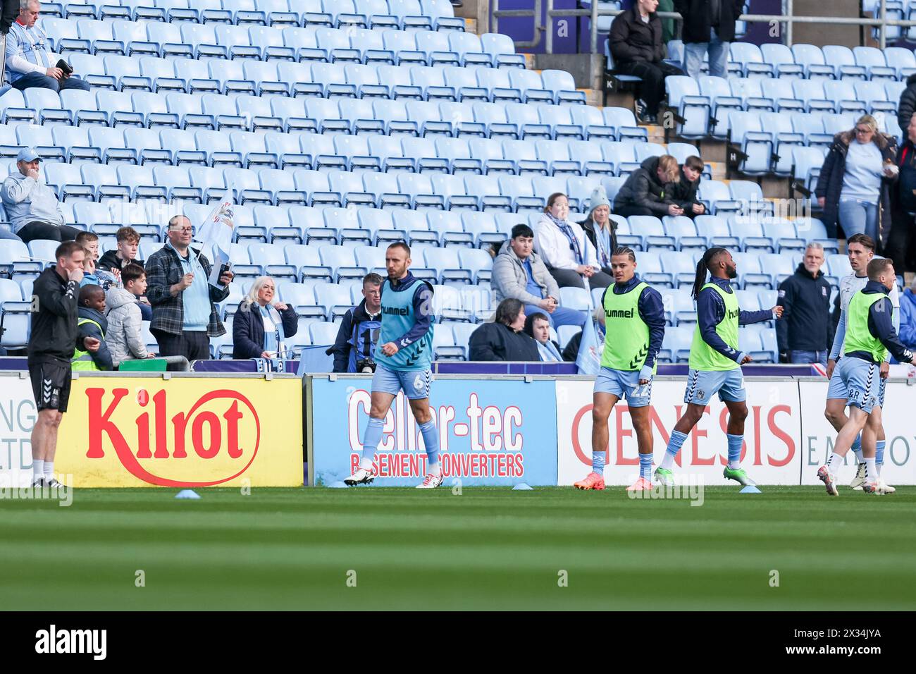 Coventry, Royaume-Uni. 24 avril 2024. Les joueurs de Coventry City s'échauffent lors du match EFL Sky Bet Championship entre Coventry City et Hull City à la Coventry Building Society Arena, Coventry, Angleterre, le 24 avril 2024. Photo de Stuart Leggett. Utilisation éditoriale uniquement, licence requise pour une utilisation commerciale. Aucune utilisation dans les Paris, les jeux ou les publications d'un club/ligue/joueur. Crédit : UK Sports pics Ltd/Alamy Live News Banque D'Images