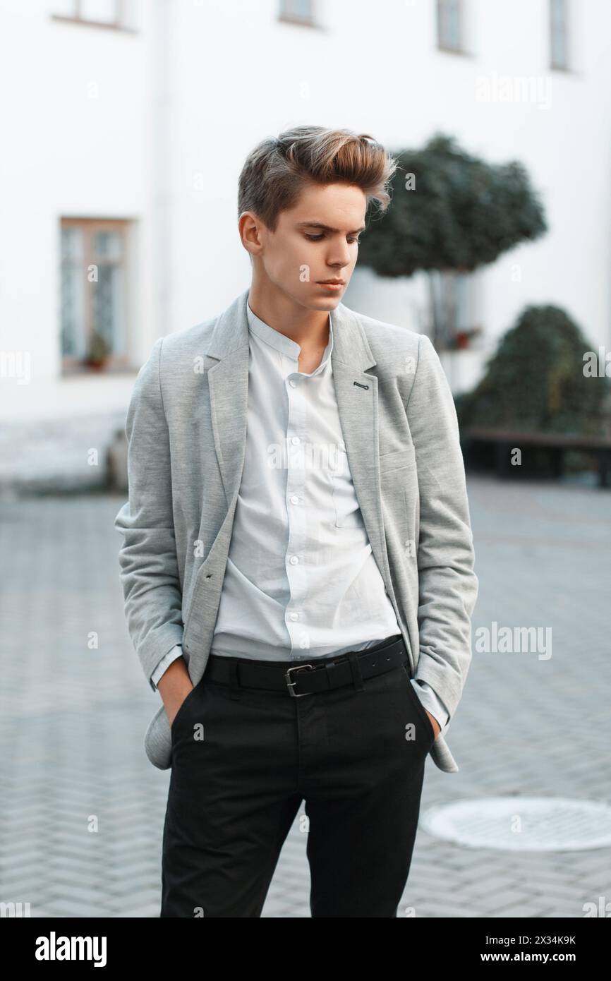 Jeune beau gars dans des vêtements élégants Banque D'Images