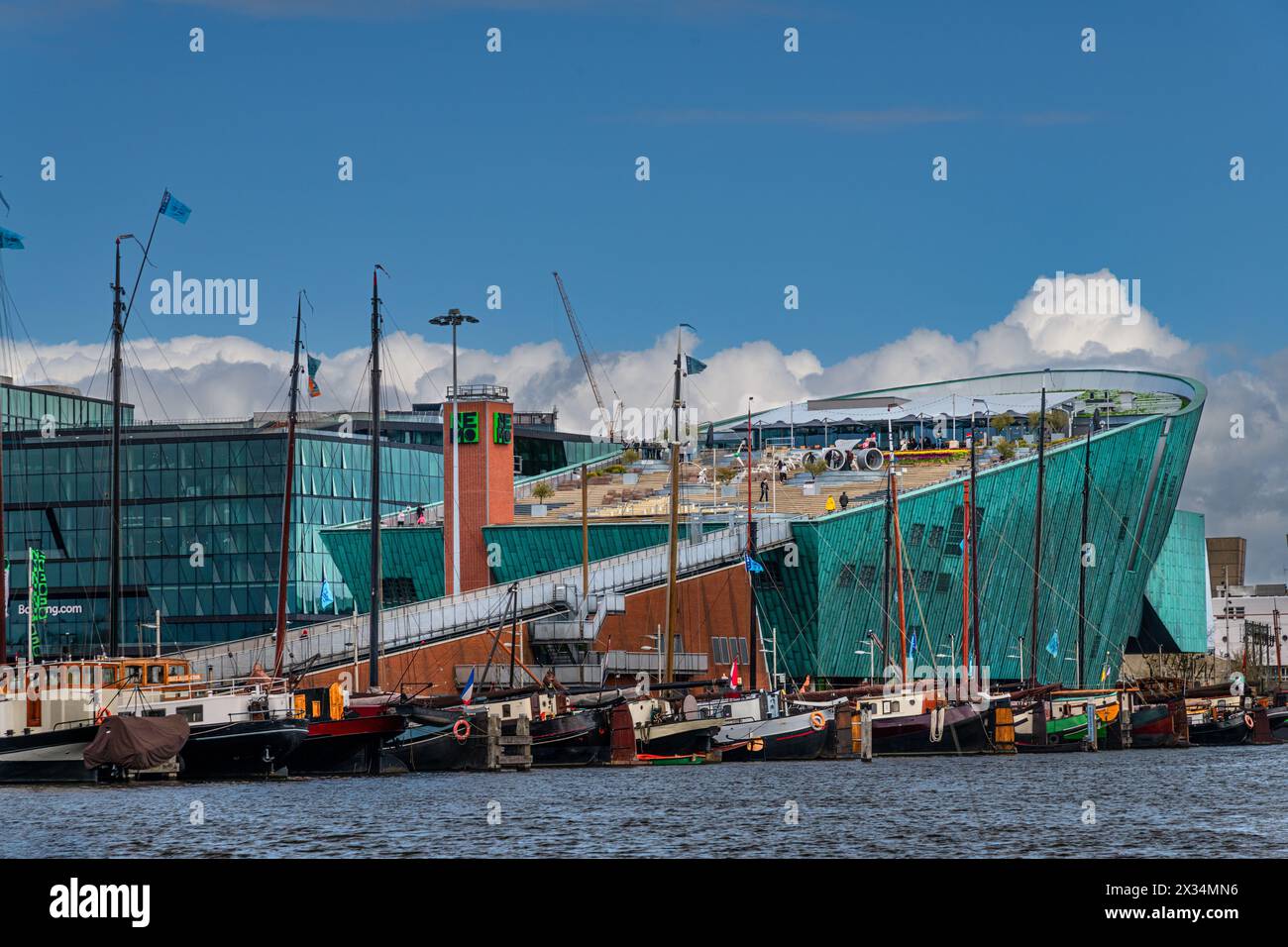Le musée des sciences NEMO à Amsterdam est le plus grand centre scientifique des Pays-Bas et a été conçu par l'architecte Renzo Piano. Banque D'Images