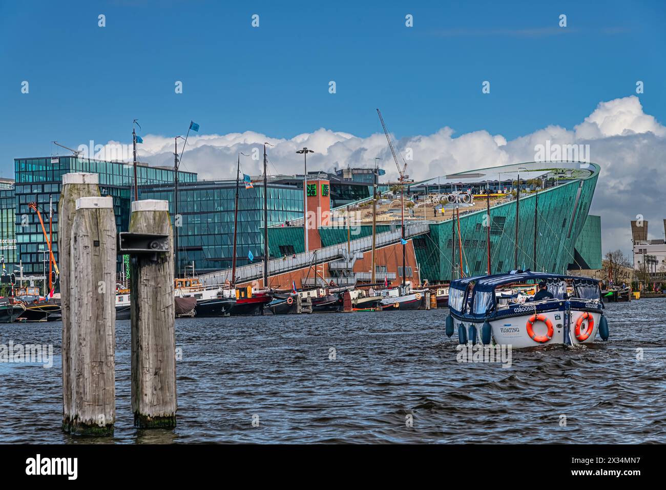 Le musée des sciences NEMO à Amsterdam est le plus grand centre scientifique des Pays-Bas et a été conçu par l'architecte Renzo Piano. Banque D'Images