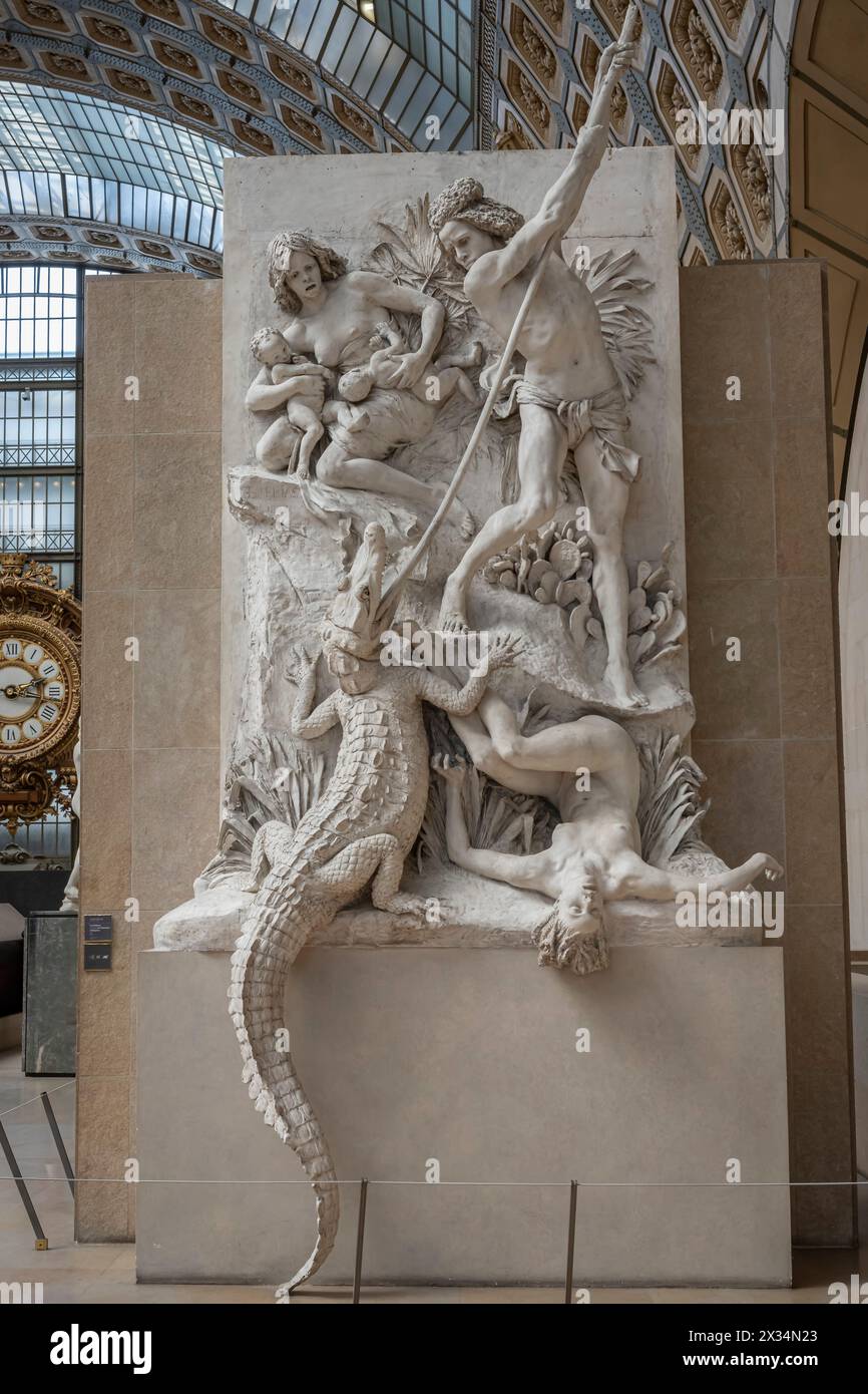 Paris, France - 04 12 2024 : Musée d'Orsay. Vue d'une sculpture en plâtre les Nubiens aussi connus sous le nom de chasseurs d'alligators sculptés par Louis-Ernest Barrias Banque D'Images