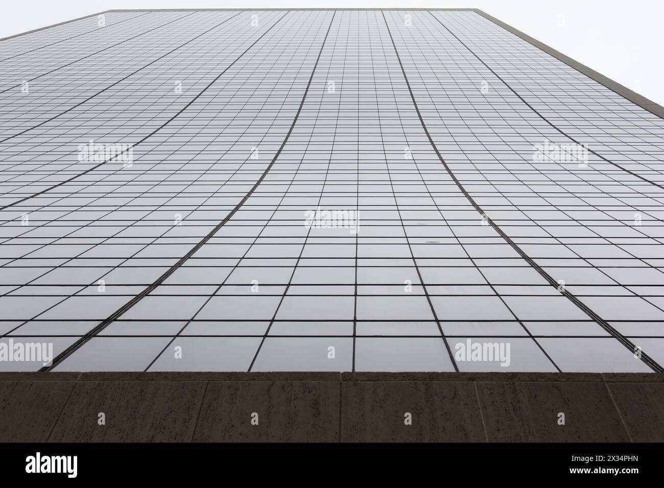 La façade du gratte-ciel, immeuble de bureaux moderne, vue du bas Banque D'Images