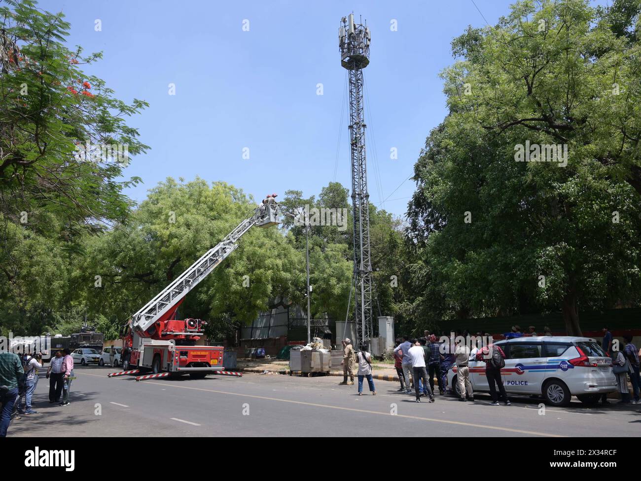 New Delhi, Inde. 24 avril 2024. NEW DELHI, INDE - 24 AVRIL : deux agriculteurs protestant contre le Tamil Nadu ont escaladé une tour mobile pour leurs diverses revendications près de Jantar Mantar secouru par les pompiers, le 24 avril 2024 à New Delhi, en Inde. (Photo de Vipin Kumar/Hindustan Times/Sipa USA) crédit : Sipa USA/Alamy Live News Banque D'Images