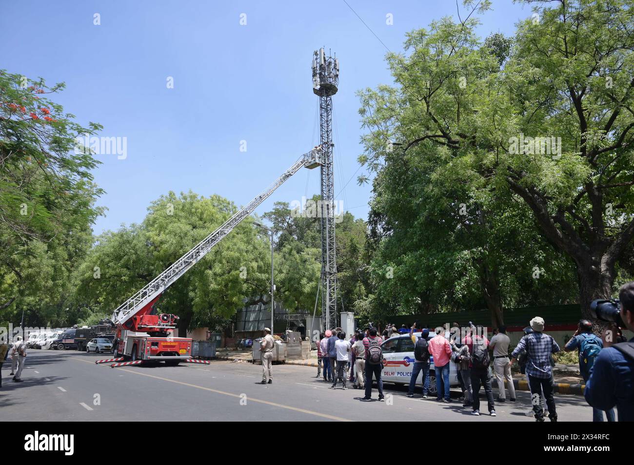 New Delhi, Inde. 24 avril 2024. NEW DELHI, INDE - 24 AVRIL : deux agriculteurs protestant contre le Tamil Nadu ont escaladé une tour mobile pour leurs diverses revendications près de Jantar Mantar secouru par les pompiers, le 24 avril 2024 à New Delhi, en Inde. (Photo de Vipin Kumar/Hindustan Times/Sipa USA) crédit : Sipa USA/Alamy Live News Banque D'Images